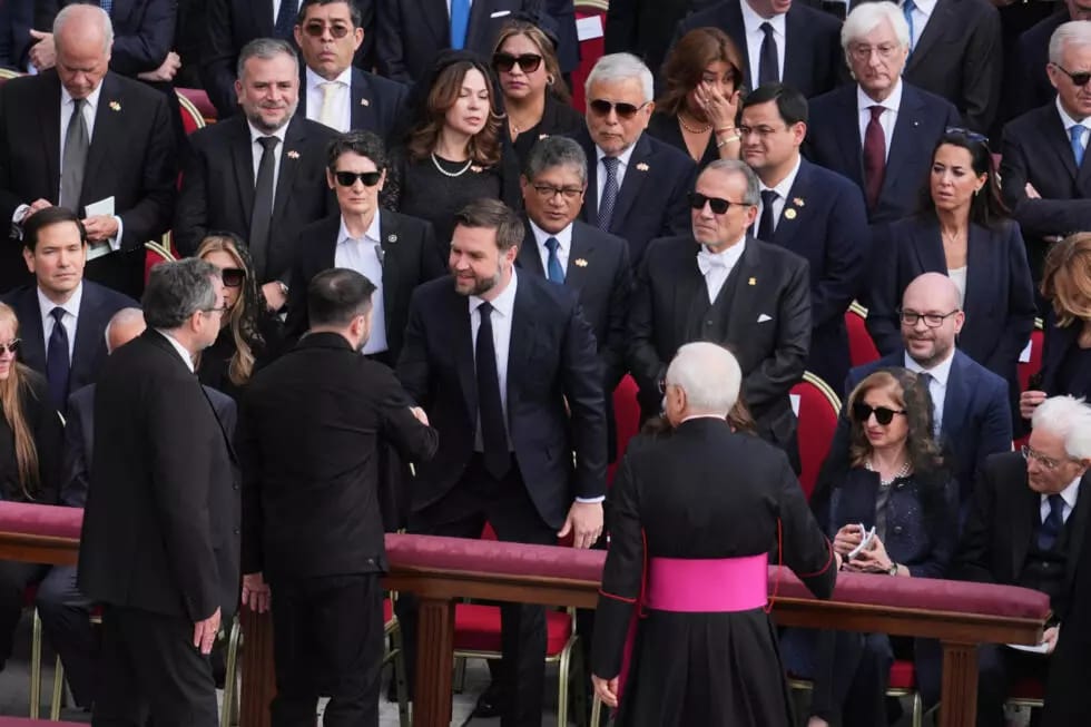 US Vice President JD Vance shakes hands with Ukraine's President Volodymyr Zelensky as they arrive at the mass © Jacquelyn Martin / POOL/AFP