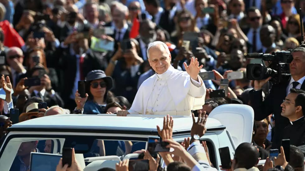 Pope Leo XIV greets the crowd from the popemobile before a Holy mass for the beginning of his pontificate © Alberto PIZZOLI / AFP
