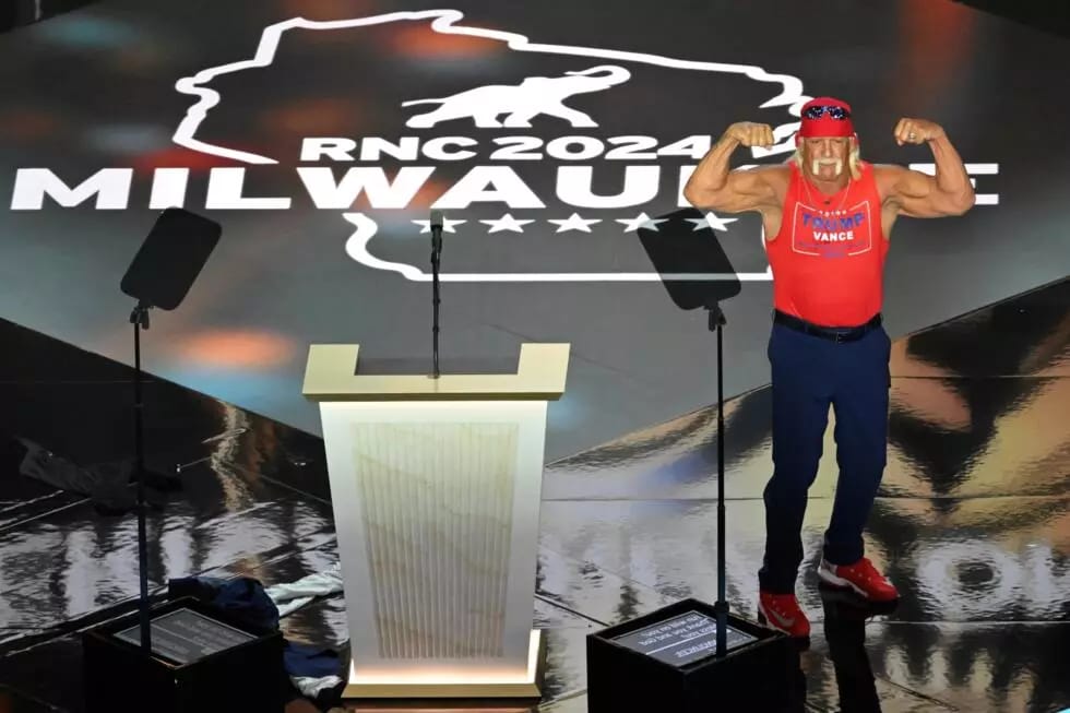 Hulk Hogan flexes his muscles after speaking during the last day of the 2024 Republican National Convention © Pedro UGARTE / AFP