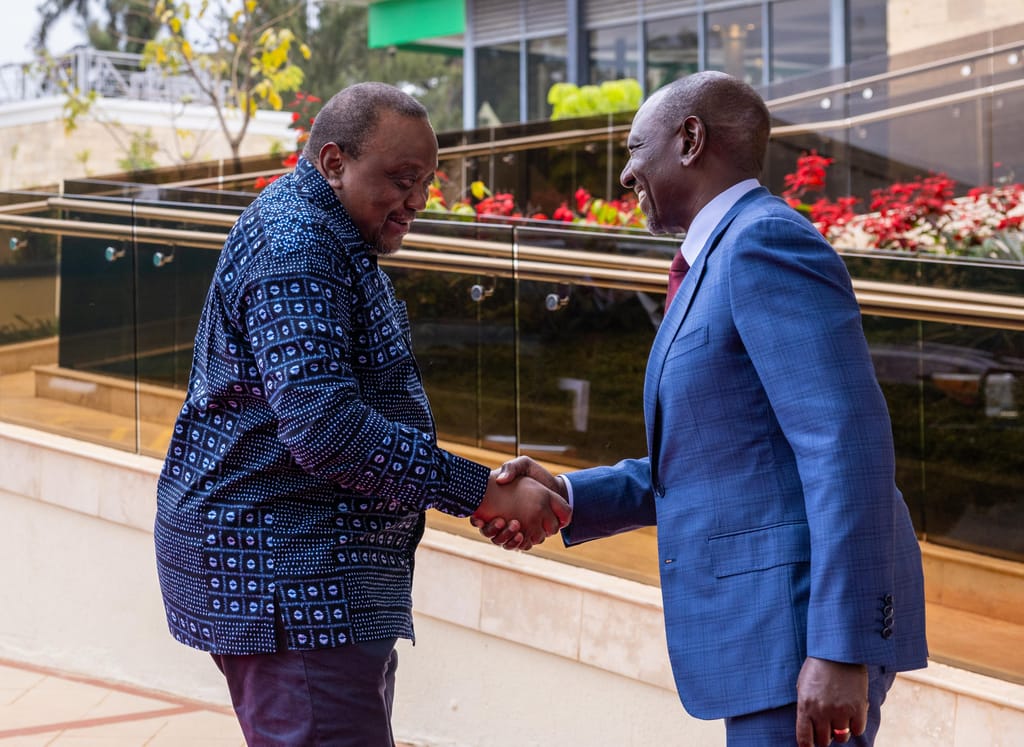 President William Ruto welcomes former President Uhuru Kenyatta at the joint EAC-SADC Co-Chairs’ meeting with the Panel of Facilitators for the DRC Peace Process at State House, Nairobi.