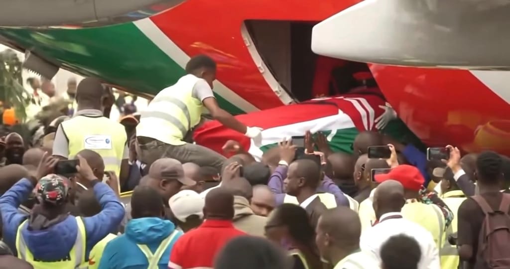 Body of Raila lowered from Kenya Airways’ RAO 001 plane at JKIA.