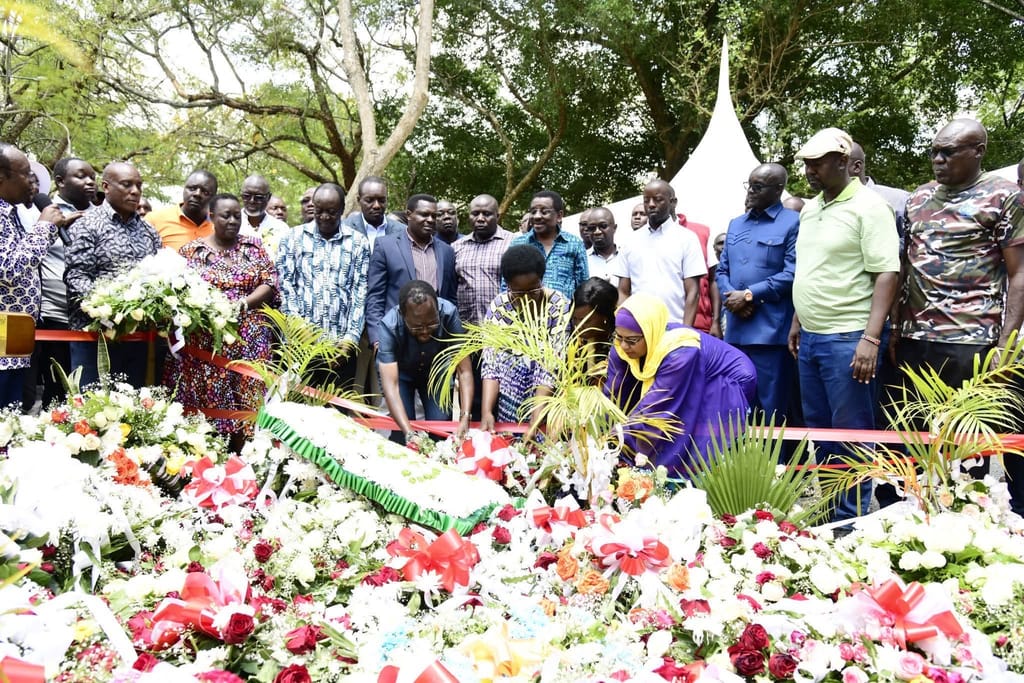 The Council of Governors visited Kang’o Ka Jaramogi, to condole with the family of the late Rt. Hon. Raila Odinga