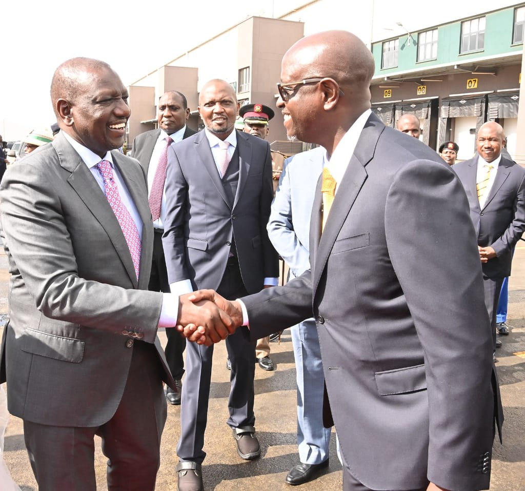President of the Republic of Kenya, Dr. William S. Ruto (left) and Twiga Foods CEO Peter Njonjo at the official opening of the Twiga Distribution Center in Nairobi, November 2022.