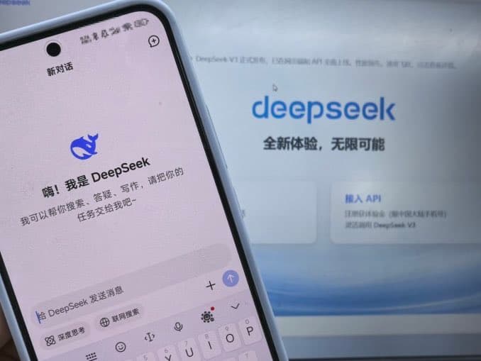 ‪AI Smackdown: China’s DeepSeek Tops ChatGPT, Dominates US Apple Store Free Download Charts‬