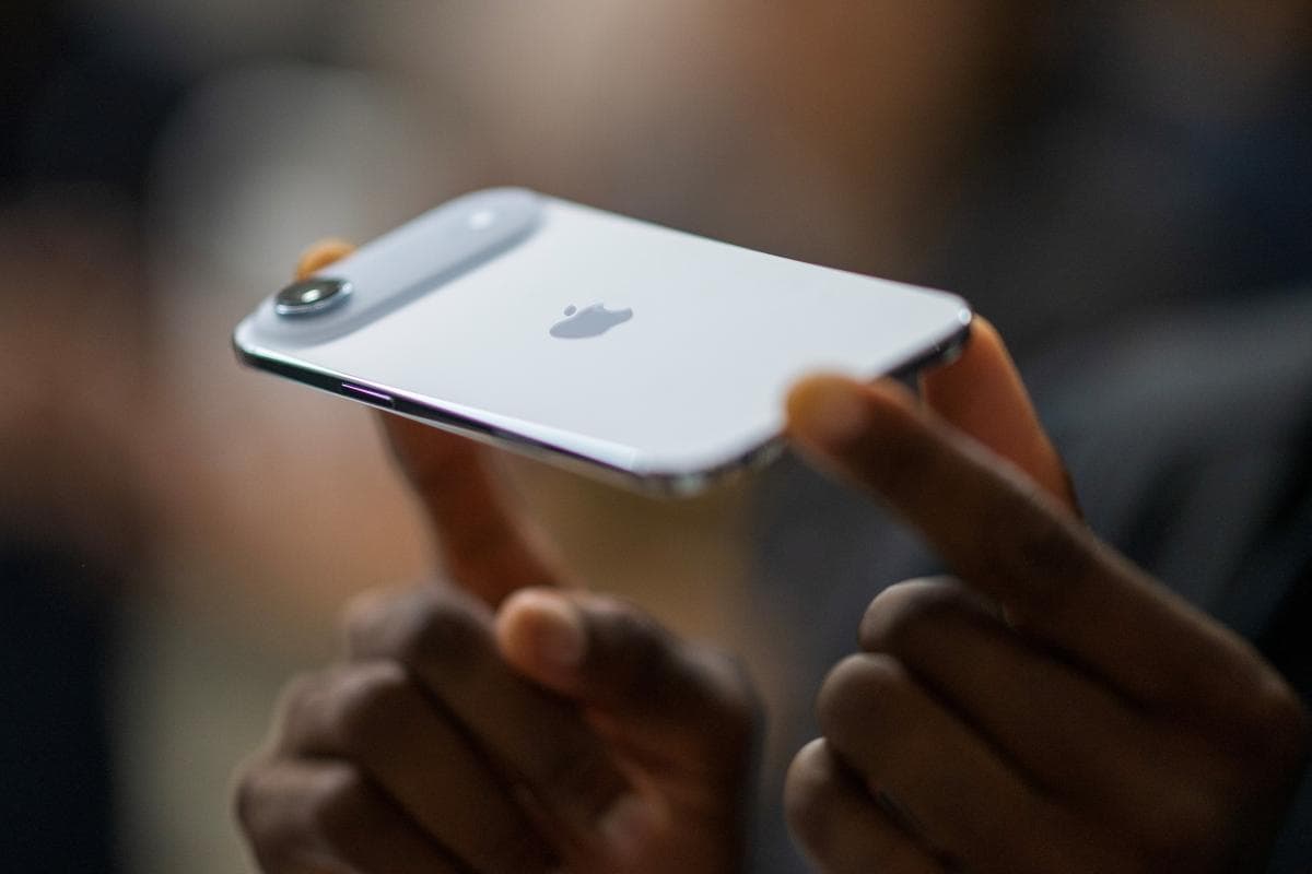 Apple Unveils iPhone 17 Air Amid AI Race and Tariff Pressures