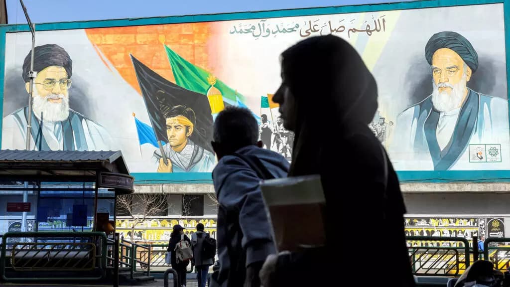 Iranian Students Chant Anti-Government Slogans, As US Threats Loom